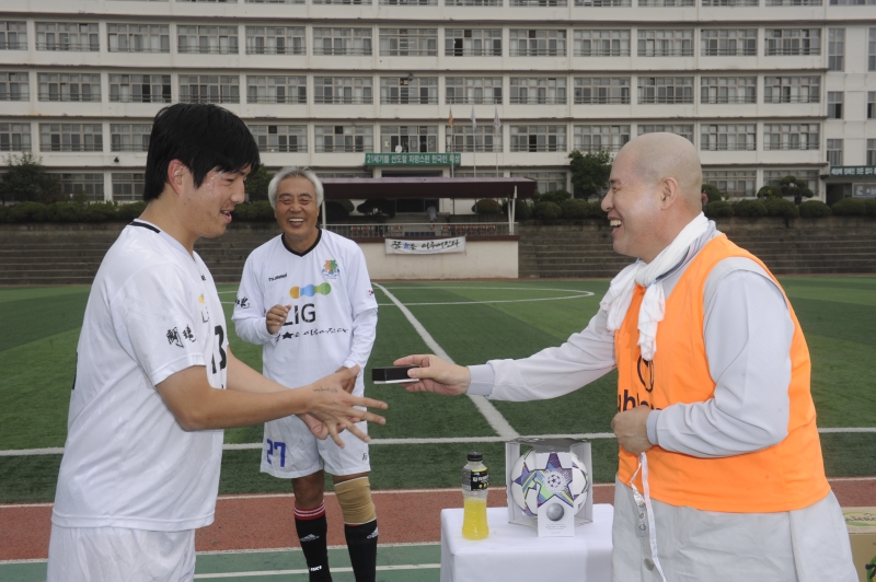 2011.10.15_곰두리축구단 체육용품 지원, 친선경기 (5)